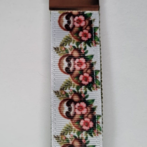 Handgemachter Schlüsselanhänger - Faultier mit Blumen, lang