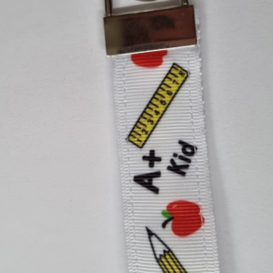 Handgemachter Schlüsselanhänger - Schule mit ABC und Apfel, lang