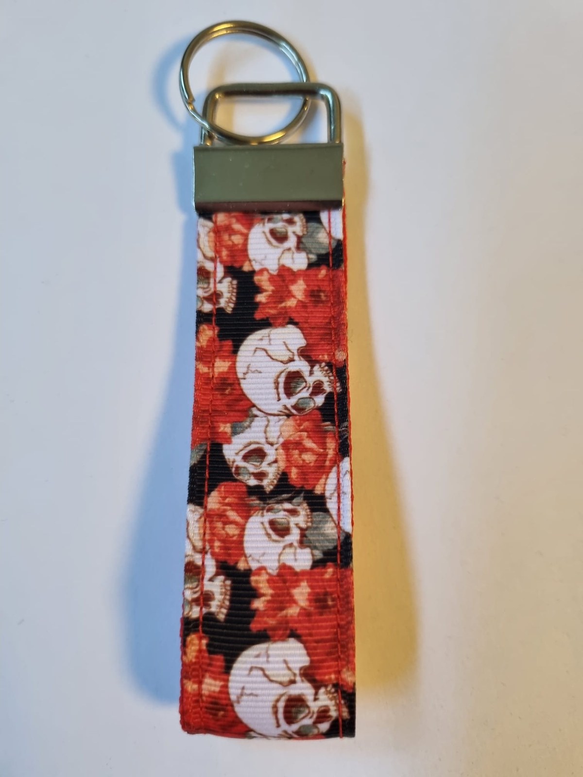 Handgemachter Halloween Schlüsselanhänger Halloween Totenköpfe & Rosen von Dylans Herzenswerk